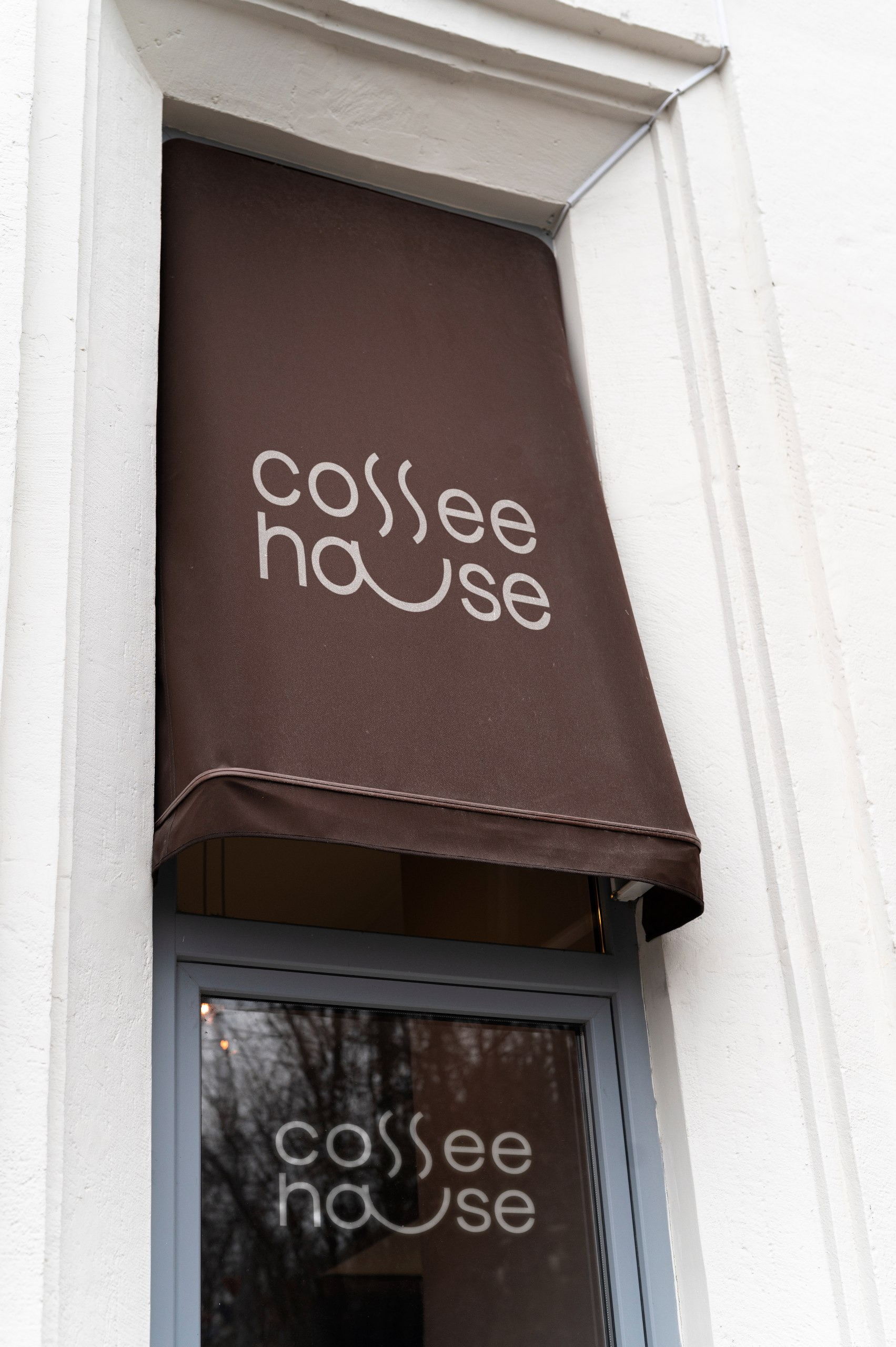 Coffee House · identidade aplicada em fachada